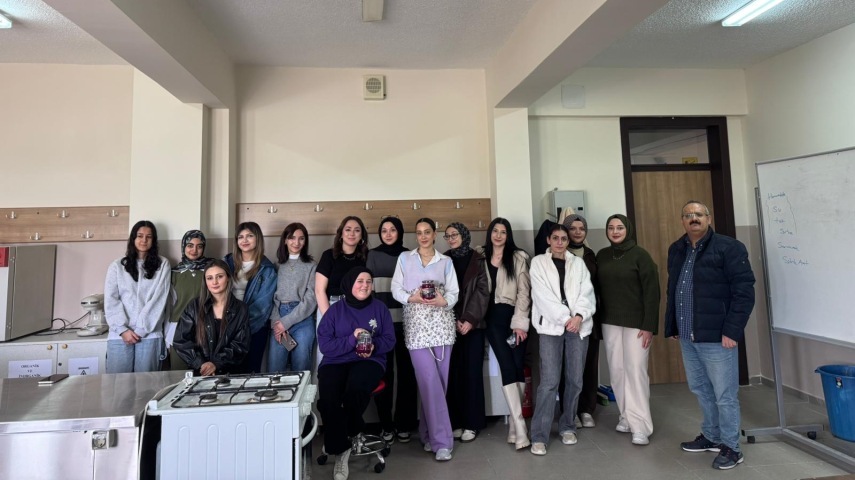 Gıda İşleme Bölümü Öğrencileri Turşu Üretimi Gerçekleştirdi